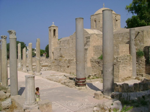 Cypr-Pafos,kosciół Agia Kiriaki w stylu romanskim,na pierwszym planie starożytne kolumny