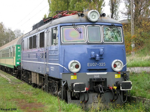 19.10.2008 EU07-325 (IC zakład Centralny) stoi na żeberku i czeka na powrót z pociągiem pośpiesznym Kasztan.