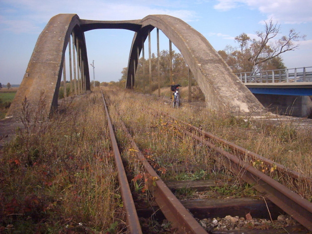 Most kolejowy nad rzeką Orz w Gucinie