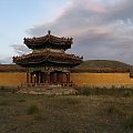 Drewniany klasztor buddyjski w mongolskim stepie, niedaleko rzeki i doliny Orkhon #BuddyzmMongoliaKlasztor