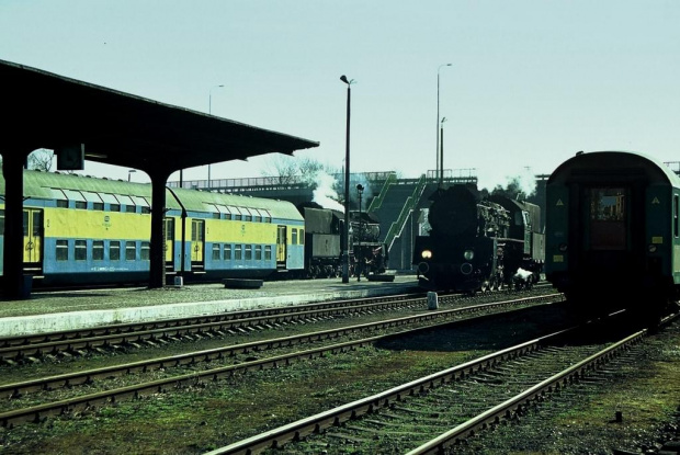 Ol49-7 po przyprowadzeniu pociągu z Poznania zjeżdża do parowozowni, Ol49-23 za kilka chwil pojedzie z osobowym do Poznania. #parowóz #Wolsztyn