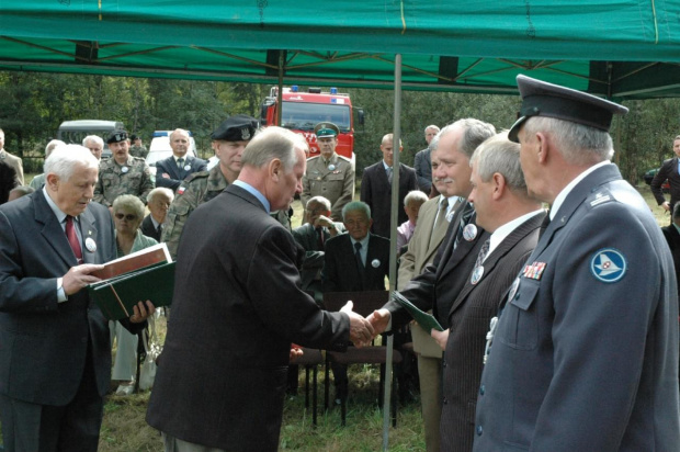 Prezes ZG Adam Rębacz wręcza dyplomy Uznania przedstawicielom organizacji oraz władzom samorządowym #Pomnik