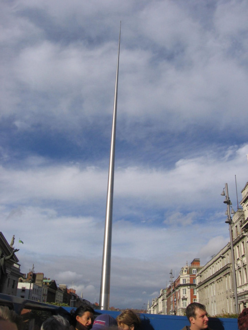 Tym, czym dla Paryza jest Wieza Eiffla - tym dla Dublina jest Spire (dla nas bardziej znana jako Szpila :-) Szpila, postawiona w 2003 r. jest obecnie najwiekszym monumentem na swiecie. Liczy sobie 121 metrow wysokosci, wazy 128 ton, podstawa Szpili ma...