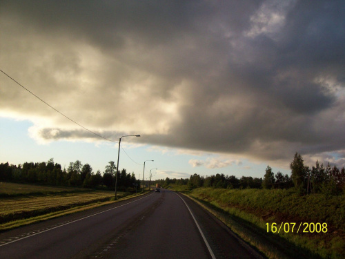 Wiszące chmurzysko - Skandynawia #Droga #niebo #chmury