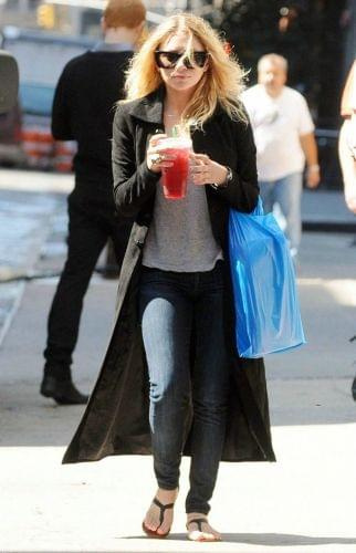 Ashley getting drinks at Starbucks in NYC-paparazzi sierpień 2008