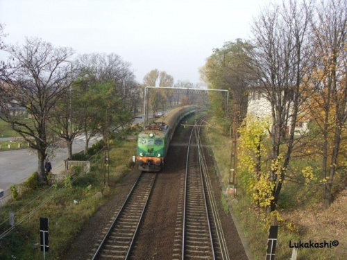 EP07 - 410 z pociągiem pospiesznym "Pogórze" relacji Wrocław Główny - Kraków Główny mija Wrocław Brochów