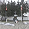 Pomnik znajduje się w Ossowie. #Pomniki