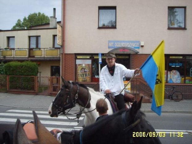 ...jak nasz kolega Bodzio na dożynki z flagą poczty pojechał :)