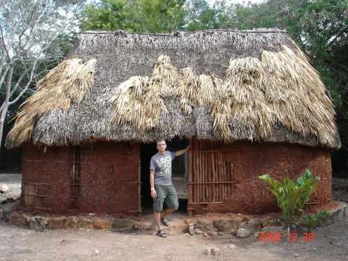 Chichen-Itza -chatka Majow (apropos- Meksykanie w dzungli nadal w takich mieszkaja)