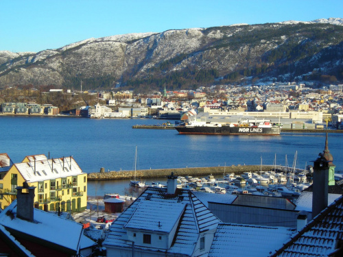 Bergen Norwegia w tle centrum. #norwegia #krajobraz #bergen #widoki #podróże #góry #morze