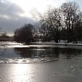 Zima w Londynie 03.02.2009:) i na nasze szczescie odwolane samoloty:) #jeziorko #Londyn #Niebo #śnieg #zima #chmurki