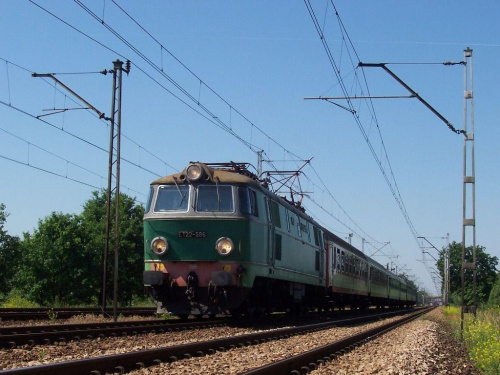 ET22-586 z "Łodziakiem" w Milanówku.
