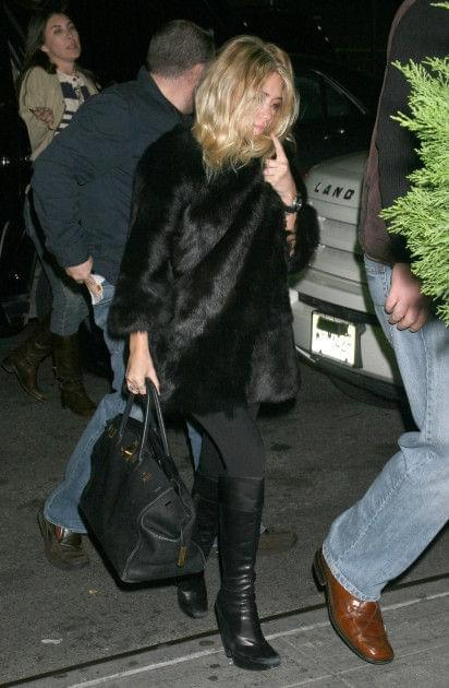 Ashley leaving the Police concert-paparazzi listopad 2007