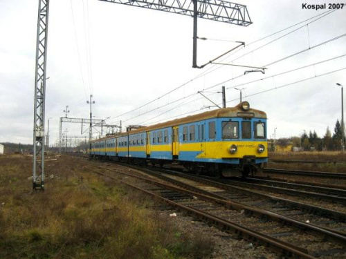 24.11.2007 EN57-1425 jako pociąg osobowy z Szczecina Gł dociera do celu 2,5 godzinnej podróży.