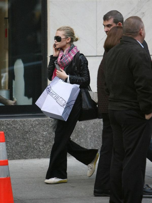 Ashley out and about in NYC-paparazzi listopad 2007