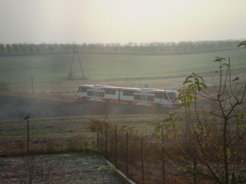 Szynobus . Data : 21.11.2007. Miejsce : fotka z okna . Miejscowość : Piaski Wielkopolskie .