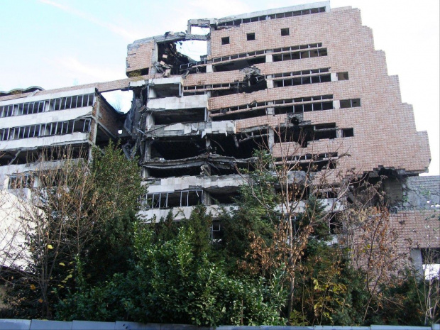 w centrum miasta... widac jeszcze zniszczenia po nalotach NATO, budynek telewizji