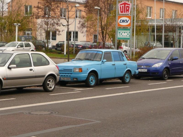 na desce rozdzielczej miał poustawiane Smerfy