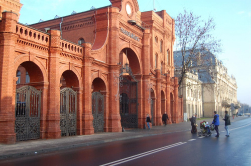 Brama do fabryki I. K. Poznańskiego. Obecnie za bramą mieści się centrum handlowo-rekreacyjne Manufaktura.