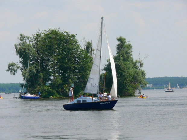 Żeglarze nad Zalewem Zegrzyńskim.