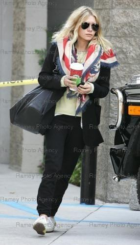 Ashley walking in LA-paparazzi listopad 2007