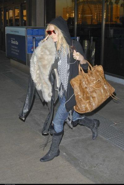 MK arrives from New York into Los Angeles airport-paparazzi listopad 2007