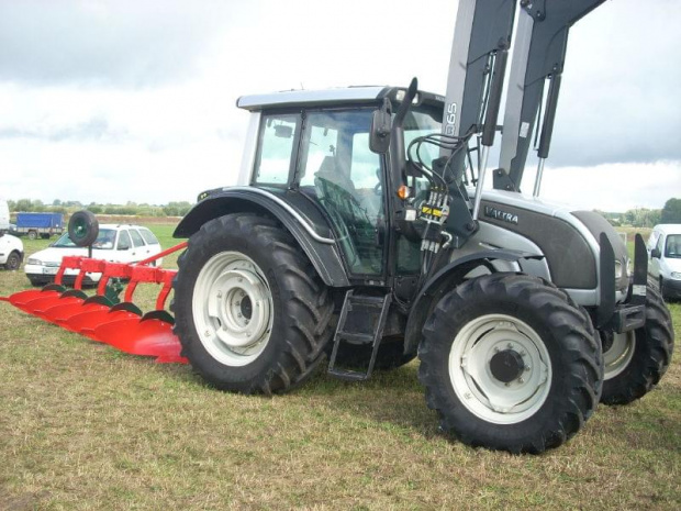 valtra z pługiem 5*45