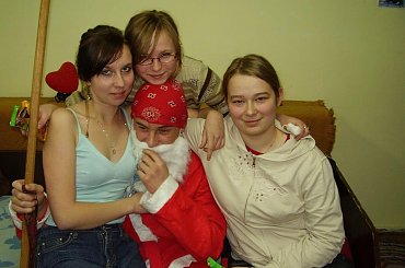 6 grudnia 2007 r. w internacie zorganizowano tradycyjne Mikołajki. W roli św. Mikołaja wystąpił Jarosław Cienkusz, asystę śnieżynek stanowiły: Edyta Zielińska i Justyna Banaś (fot. Maria Sokołowska) #Sobieszyn #Brzozowa #Mikołajki