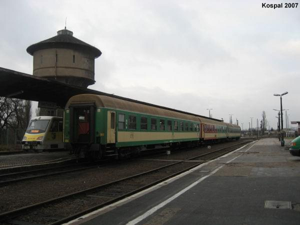 12.12.2007 Wagony od pociągu pośpiesznego Kopernik i obok SA108-006 z pociągiem do Gorzowa Wlkp.