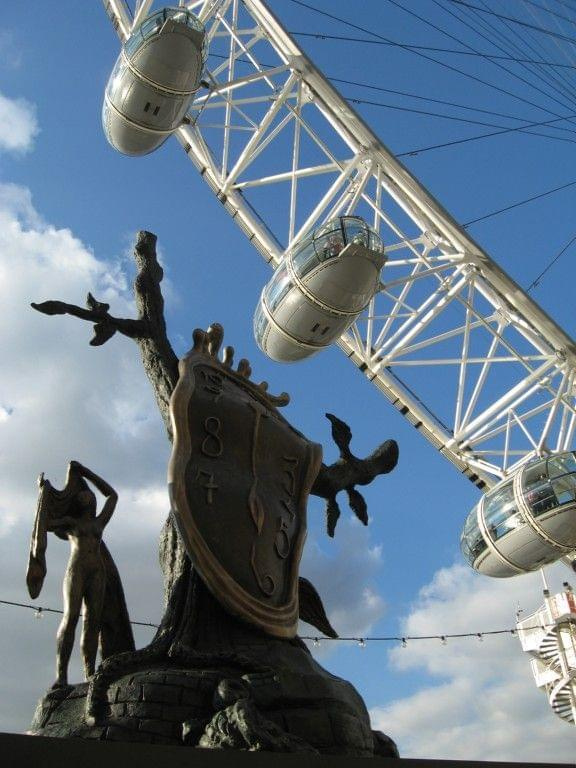 Dali i jego rzezby obok LondonEye