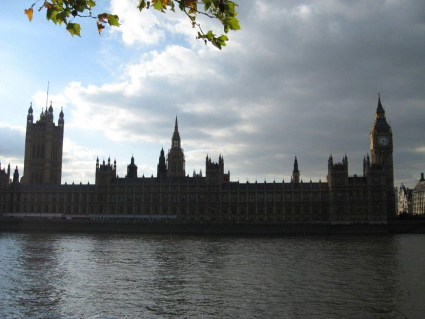 Na zachodzie piękne słoneczko ale od wschodu idą chmury ... o ironio :P A to niżej to Westminster :D