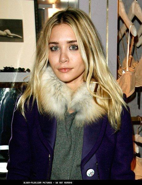 Ashley at the Kiki De Montparnasse store opening-events grudzień 2007