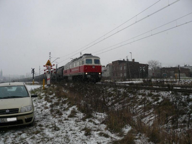 BR232-356-6 ze składem beczek po przejechaniu przez stację Ruda Kochłowice, jedzie w kierunku Bielszowic (Data wykonania zdjęcia : 15.12.2007)