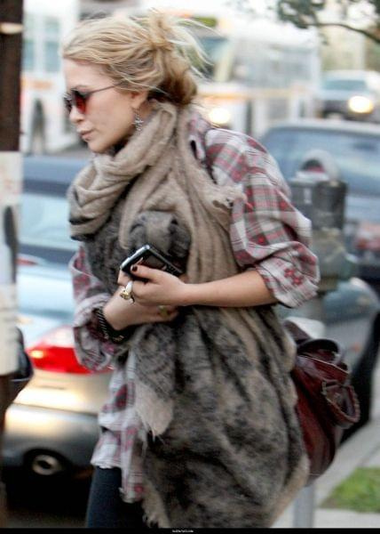 Mary-Kate leaving a resturant in West Hollywood-paparazzi grudzień 2007