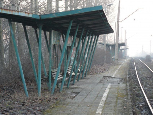 Jeden z peronów na stacji Ruda Kochłowice, pełnił on swoją rolę do połowy roku 2000 kiedy to wycofano ruch pasażerski z linii Katowice Ligota-Gliwice.
(Data wykonania 08.12.2007)