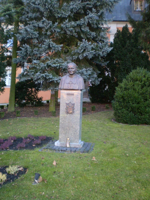 13. Pomnik Jana Pawła II w Gościkowie - Paradyżu . Data odsłonięcia : 16.10.2003. Wysokość : popiersie - 75 cm . Materiał : brąz .