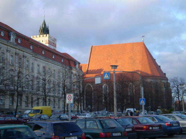 85. W oddali widzimy kościół mariacki .