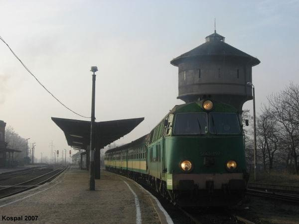 22.12.2007 SU45-097 z pociągiem osobowym do Krzyża stoi gotowy do odjazdu.