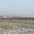 ET22-353 z pełnymi węglarkami na szlaku Ruda Kochłowice - Ruda Bielszowice (w tle widać kopalnię Halemba-Wirek)