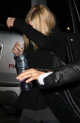 Ashley leaving Neil George Hair Salon-paparazzi grudzień 2007