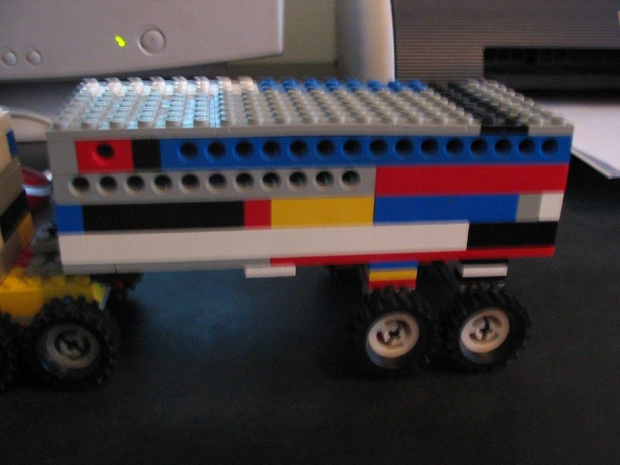 Modelik MACK'a z CONVOY'u z klocków LEGO