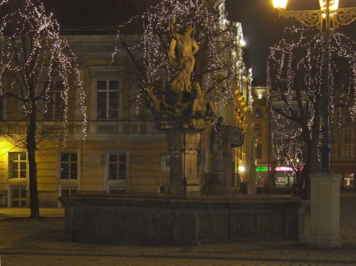 Świdnicki Rynek świątecznym wieczorem