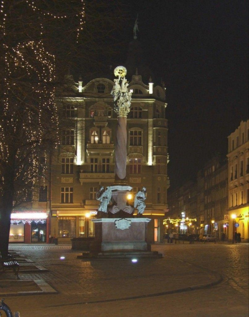 Świdnicki Rynek światecznym wieczorem