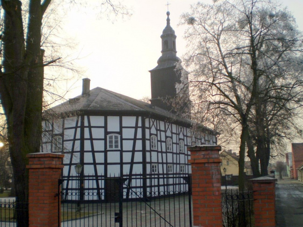 Kościół parafialny p.w. Niepokalanego Serca Maryi , wzniesiony w latach 1778 - 1782 jako zbór protestancki , zabytkowy . Data : 22.12.2007.