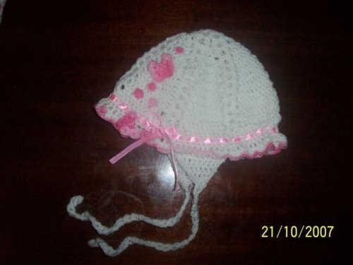 różowy sweterek i różowa czapeczka szydełkowa dla maleństwa