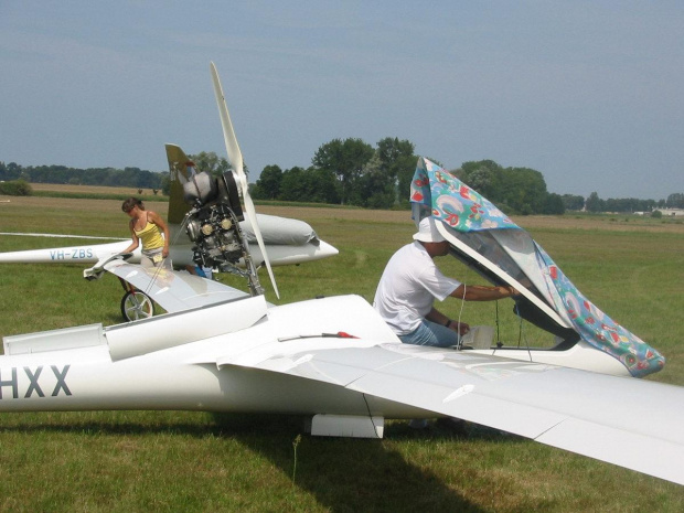 przygotowania do startu - szybowcowe MŚ w Lesznie 2003 #szybowiec #samolot #lotnisko #sport #szybowce #aeroklub #leszno #mistrzostwa #lotnictwo #latanie