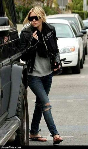 Ashley visits a nail and beauty salon in West Hollywood-paparazzi grudzień 2007