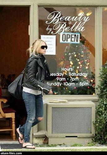 Ashley visits a nail and beauty salon in West Hollywood-paparazzi grudzień 2007