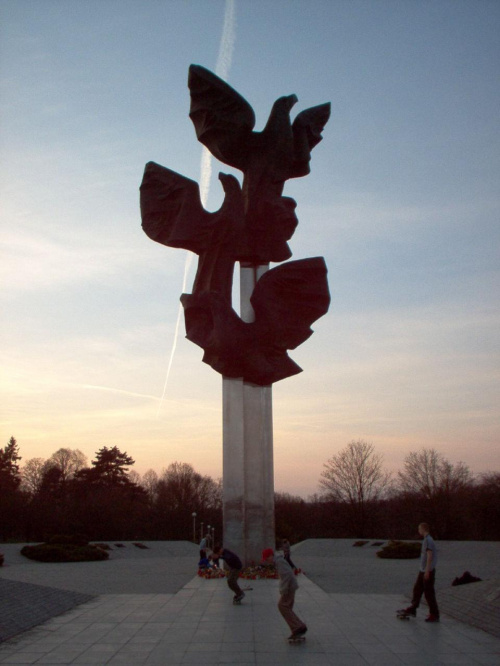 Pomnik Czynu Polaków - tzw. Trzy Orły